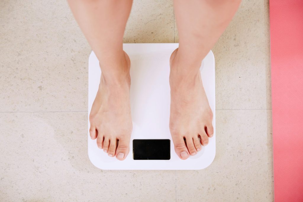 看不見的敵人:發炎與代謝,正在加速癌症形成 1 person standing on white digital bathroom scale